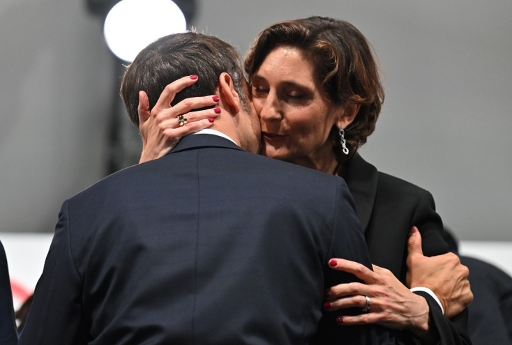 Η Γαλλίδα υπουργός Αθλητισμού Oudéa-Castéra  φιλάει τον Γάλλο Πρόεδρο, Εμανουέλ Μακρόν 