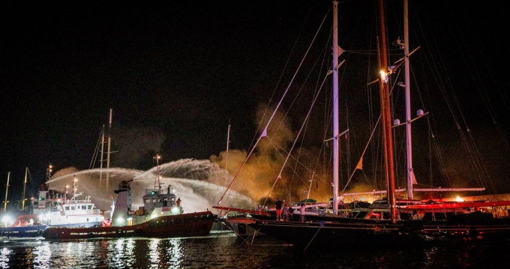 Στιγμιότυπο από την κατάσβεση της φωτιάς στα σκάφη