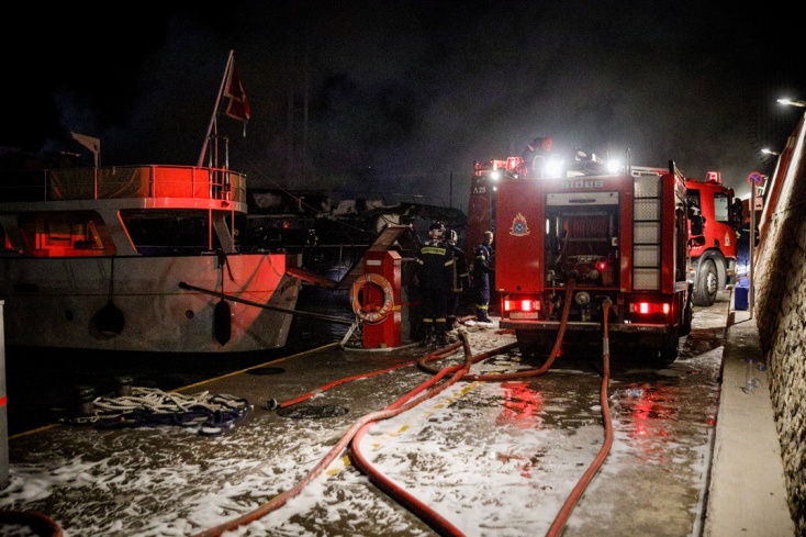 Τρία σκάφη καταστράφηκαν ολοσχερώς από τη φωτιά που ξέσπασε αρχικά σε ένα σκάφος και στη συνέχεια επεκτάθηκε στα διπλανά