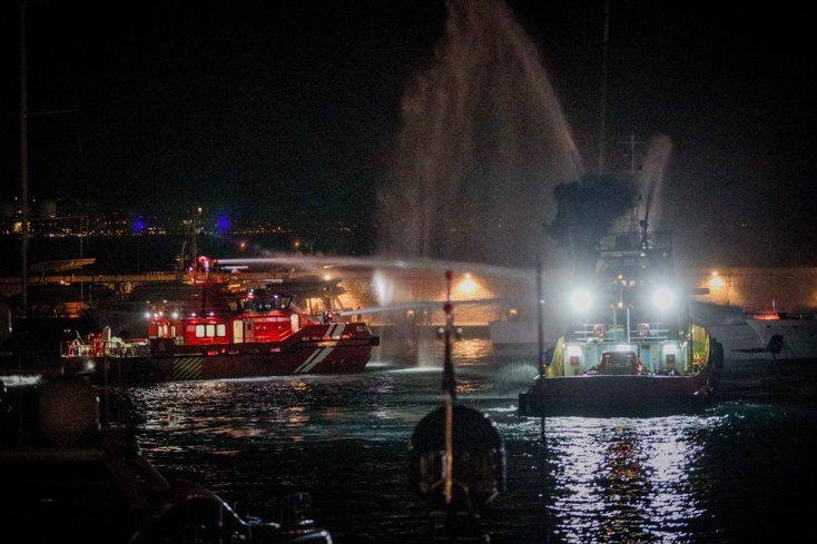 Στιγμιότυπο από την επιχείρηση κατάσβεσης φωτιάς σε σκάφη στη Μαρίνα Ζέας