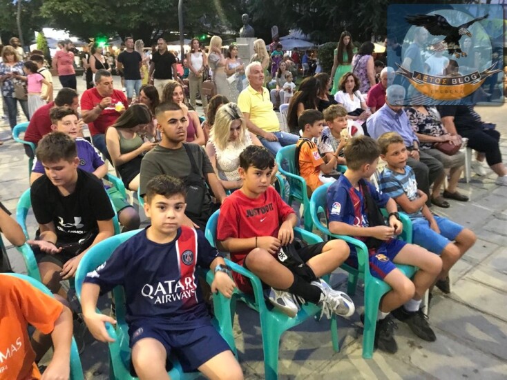 Κάτοικοι κάθε ηλικίας βρέθηκαν στην κεντρική πλατεία των Γρεβενών για να απολαύσουν τον χρυσό Μίλτο Τεντόγλου