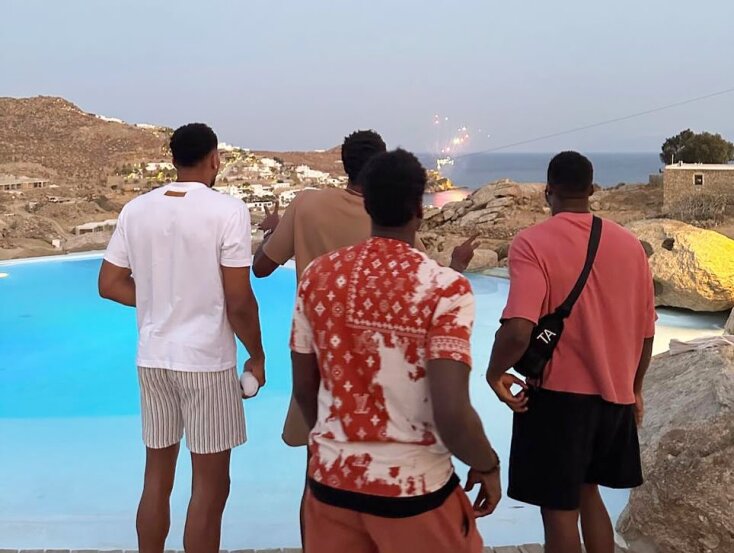 Οι διακοπές του Γιάννη Αντετοκούνμπο με τα αδέλφια του στις Κυκλάδες και η βόλτα με το σκάφος