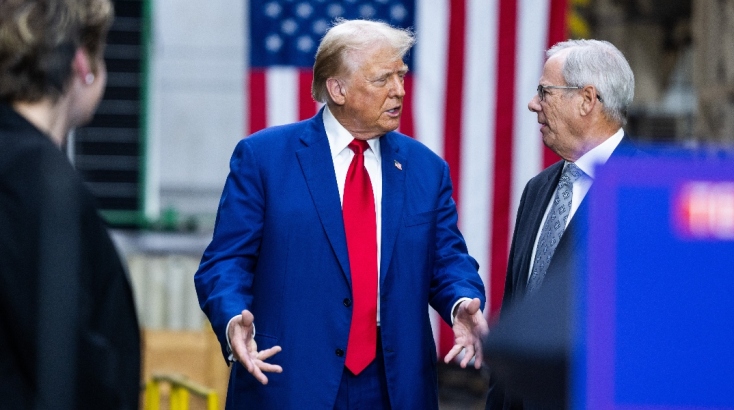 Πότε ξανθά, πότε πλατινέ, πότε άσπρα...: Τι συμβαίνει με τα μαλλιά του Τραμπ