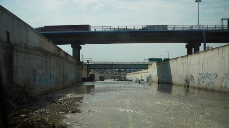 Κηφισός: Εικόνες από την απομάκρυνση μπάζων, σκουπιδιών και βούρκου 