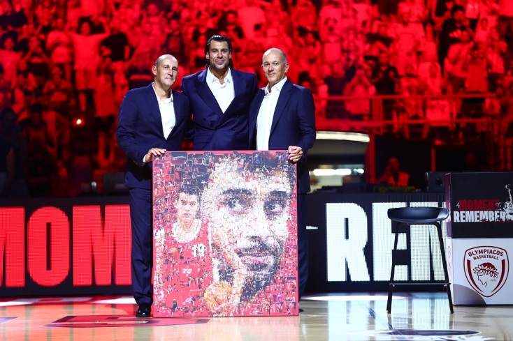 Με δάκρυα στα μάτια ο Γιώργος Πρίντεζης τη στιγμή που η φανέλα του ανέβαινε στην οροφή του ΣΕΦ