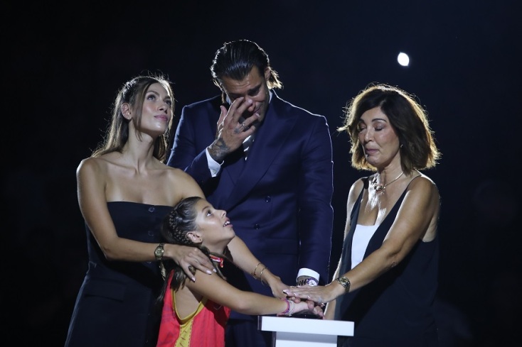 Με δάκρυα στα μάτια ο Γιώργος Πρίντεζης τη στιγμή που η φανέλα του ανέβαινε στην οροφή του ΣΕΦ