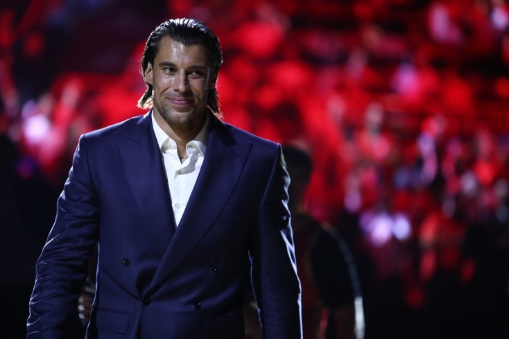 Με δάκρυα στα μάτια ο Γιώργος Πρίντεζης τη στιγμή που η φανέλα του ανέβαινε στην οροφή του ΣΕΦ