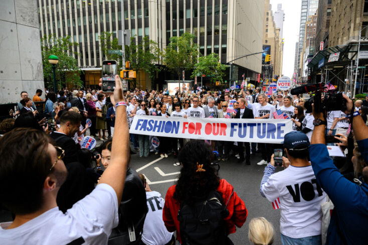 Το μήνυμα της βιομηχανίας μόδας παρουσία της Τζιλ Μπάιντεν ενόψει των αμερικανικών εκλογών