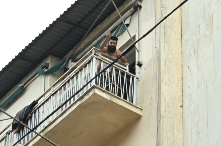 Άνδρας απειλεί να ανατινάξει τετράγωνο στην Αχαρνών