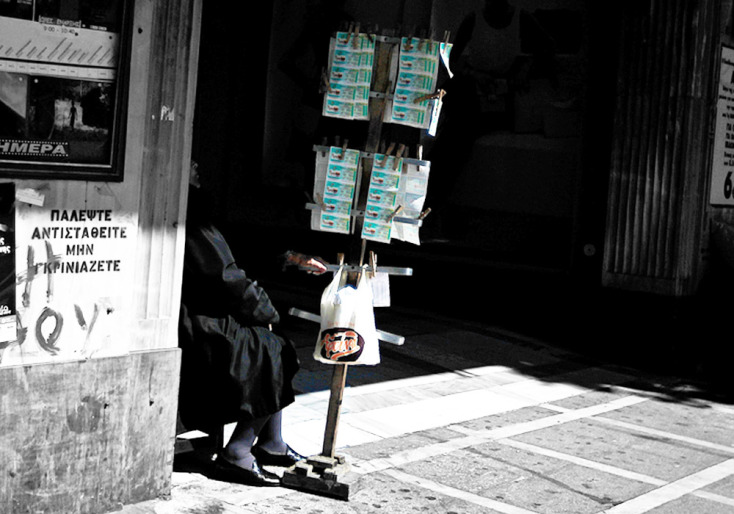 Hλικιωμένη λαχειοπώλης πουλά τα λαχεία της στην οδό Σταδίου