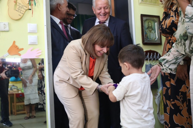 Η Πρόεδρος της Δημοκρατίας, Κατερίνα Σακελλαροπούλου, με μικρό μαθητή στο Κέντρο Εκπαίδευσης και Αποκατάστασης Τυφλών στην Καλλιθέα