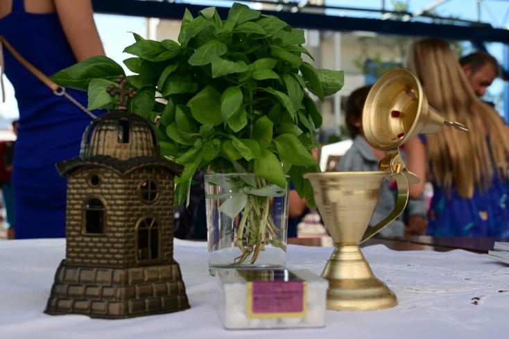 Λιβανιστήρι, βασιλικός και μπολ με νερό για την τελετή του αγιασμού σε σχολείο