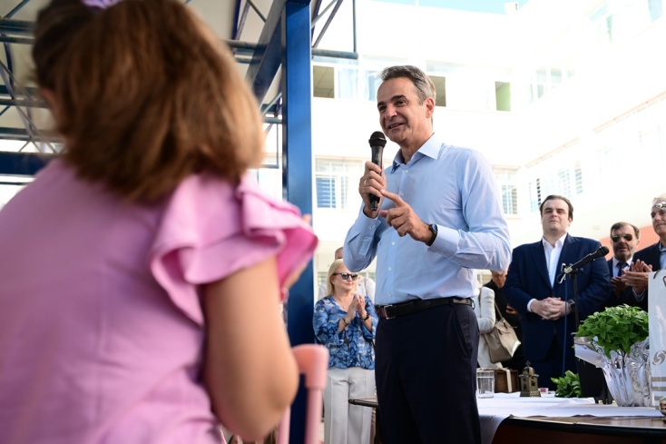 Ο Κυριάκος Μητσοτάκης σε σχολείο της Γλυφάδας για το πρώτο κουδούνι