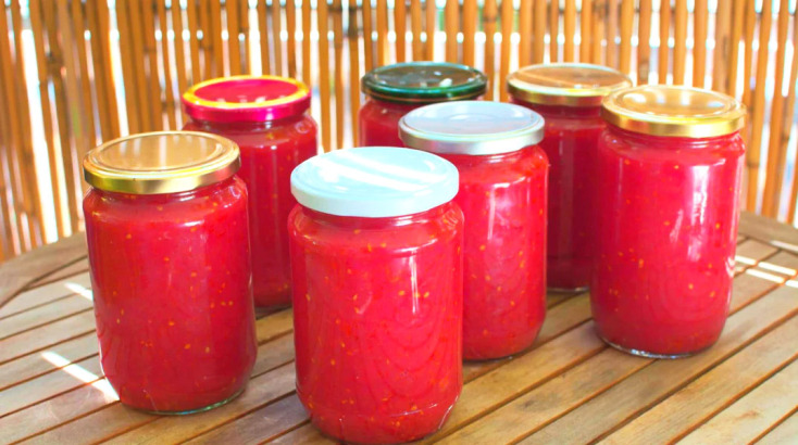 Η μαμά μου και τα βάζα με τις ντομάτες του χειμώνα