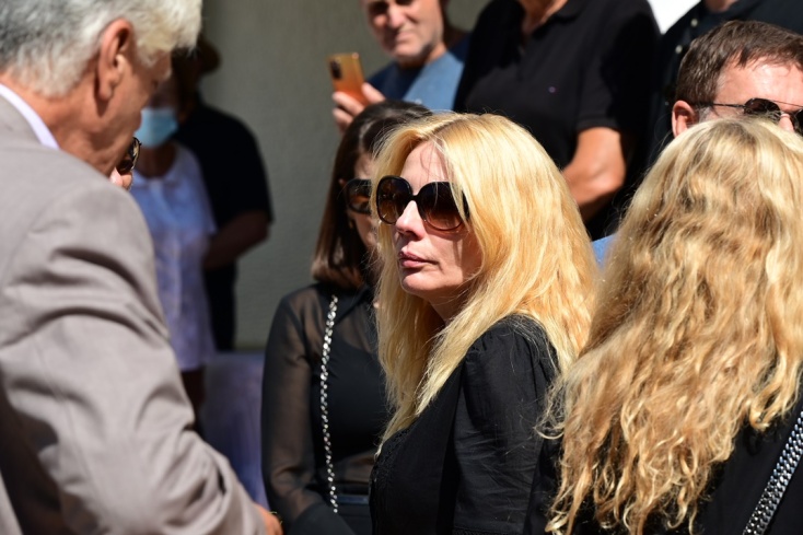 Συντετριμμένη η Σμαράγδα Καρύδη στην κηδεία του πατέρα της, Ντίνου