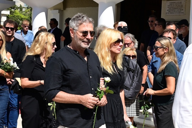 Η Σμαράγδα Καρύδη με τον Θοδωρή Αθερίδη συγκινημένοι στο τελευταίο αντίο στον Ντίνο Καρύδη