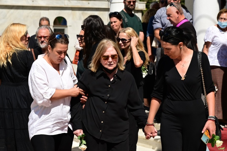 Κηδεία Ντίνου Καρύδη: Υποβασταζόμενη η σύζυγός του, Τζούλια Αργυροπούλου