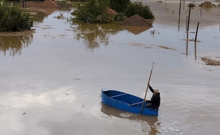 Ο Κώστας Τασιόπουλος με ένα σιδερένιο βαρκάκι 40ετίας