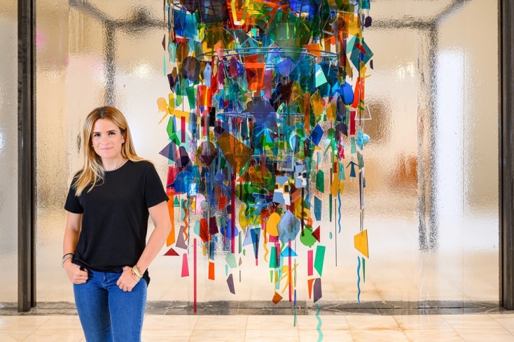 Η Λώρα Τσουκαλά στο περίπτερο της Stefanidou Tsoukala Gallery στην Art Athina, μπροστά από το έργο Dyslexia