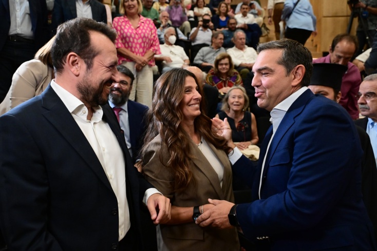 Ο Αλέξης Τσίπρας χαιρετά την Πόπη Τσαπανίδου και τον Νίκο Παππά