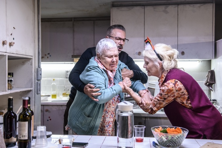 Ξένια Καλογεροπούλου, Θέμις Μπαζάκα και Λάζαρος Γεωργακόπουλος στο «The humans», θέατρο Μουσούρη