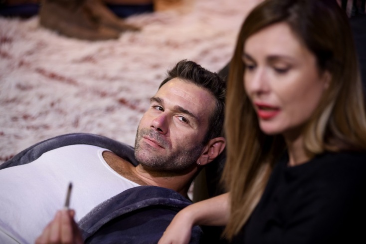 Ο Τάσος Ιορδανίδης και η Θάλεια Ματίκα στην παράσταση «Θέλω να σου κρατάω το χέρι»