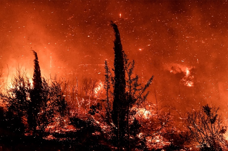 Εικόνα από την εστία φωτιάς στην Κορινθία