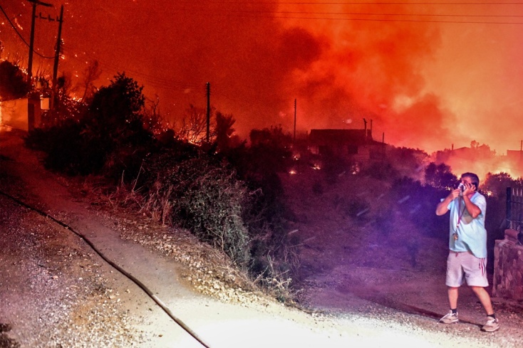 Η φωτιά κοντά σε σπίτια στην Κορινθία