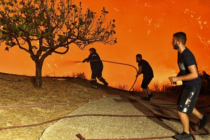 Πυροσβέστες με τη βοήθεια εθελοντών σε ολονύχτια μάχη με τις φλόγες στην Κορινθία