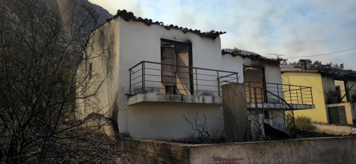 Καπνοί βγαίνουν από καμένο σπίτι στην Κορινθία