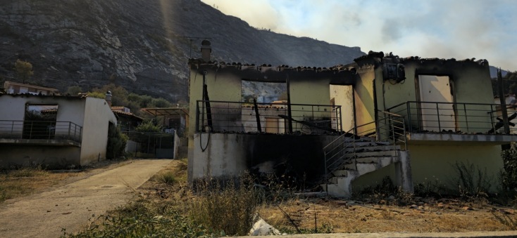 Σπίτι ολοκληρωτικά κατεστραμμένο από το πέρασμα της φωτιάς στην Κορινθία