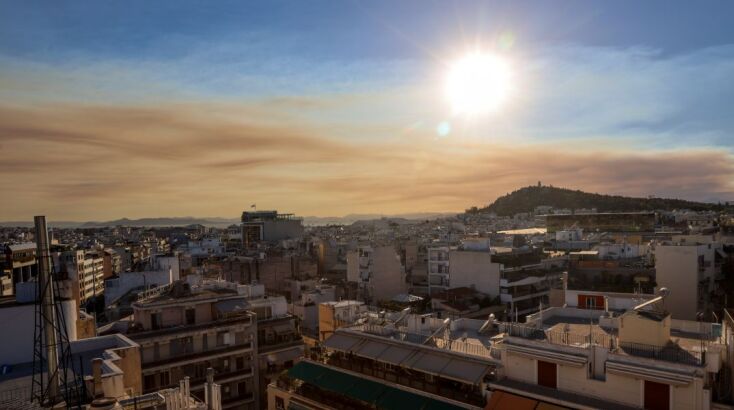 Οι καπνοί από τη φωτιά στην Κορινθία σκέπασαν τη Δευτέρα τον αττικό ουρανό