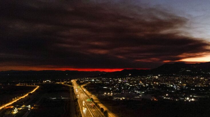 Οι καπνοί από τη φωτιά στην Κορινθία σκέπασαν τη Δευτέρα τον αττικό ουρανό