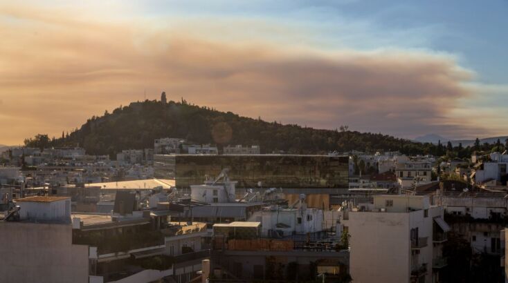 Οι καπνοί από τη φωτιά στην Κορινθία σκέπασαν τη Δευτέρα τον αττικό ουρανό
