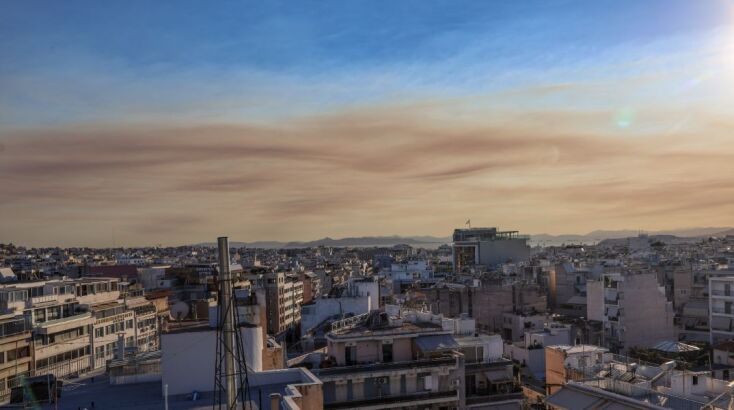 Οι καπνοί από τη φωτιά στην Κορινθία σκέπασαν τη Δευτέρα τον αττικό ουρανό