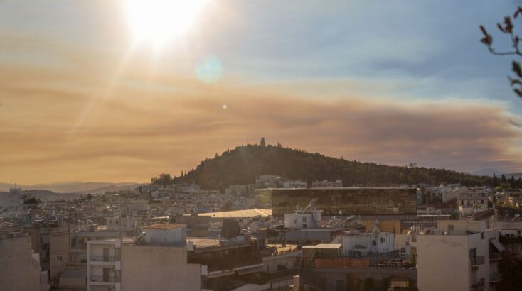 Οι καπνοί από τη φωτιά στην Κορινθία σκέπασαν τη Δευτέρα τον αττικό ουρανό