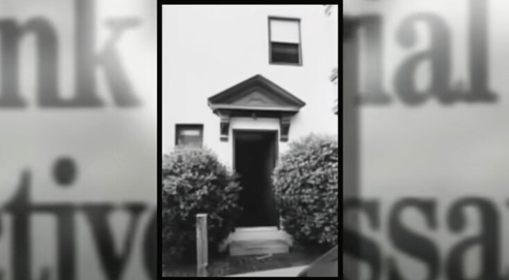 Είμαστε στον δεύτερο όροφο. Εγώ είμαι στη μια πλευρά και αυτή από την άλλη