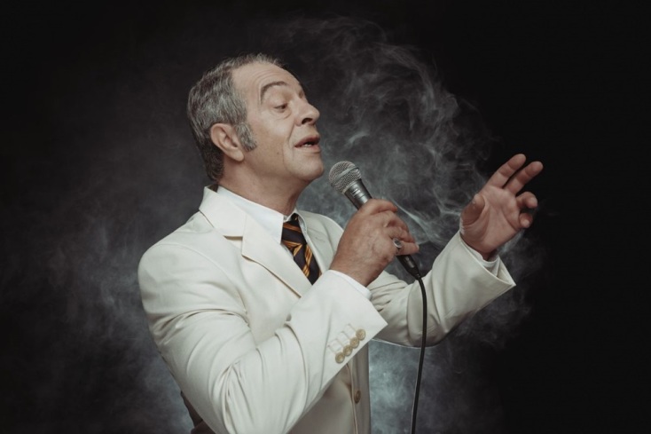 Ο Γιάννης Τσορτέκης στον ρόλο του Στράτου Διονυσίου στο θέατρο Παλλάς τον Μάρτιο 2025