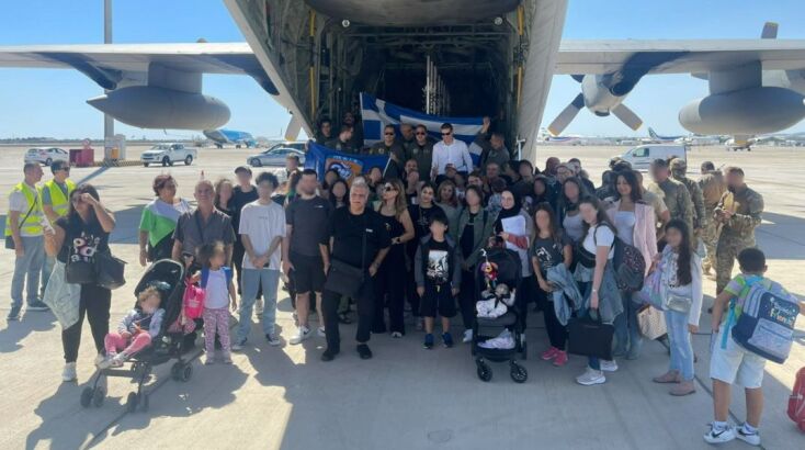 Επαναπατρίστηκαν 60 Έλληνες και Κύπριοι που είχαν εγκλωβιστεί στον Λίβανο