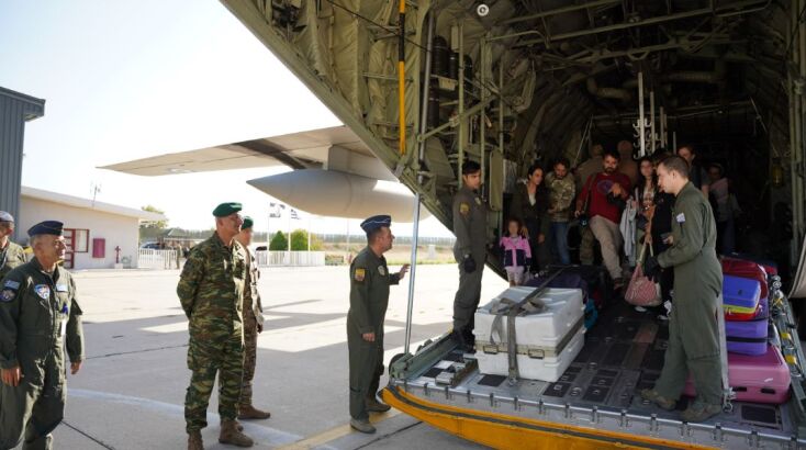 Επαναπατρίστηκαν 60 Έλληνες και Κύπριοι που είχαν εγκλωβιστεί στον Λίβανο