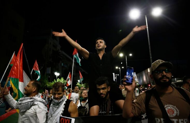 Διαδηλωτές, ανάμεσα τους και Παλαιστίνιοι που ζουν στην Ελλάδα, παίρνουν μέρος σε πορεία διαμαρτυρίας προς την πρεσβεία του Ισραήλ, με αφορμή τη συμπλήρωση ενός έτους από την έναρξη του συνεχιζόμενου πολέμου στη Λωρίδα της Γάζας, Αθήνα, Δευτέρα 7 Οκτωβρίου 2024. ΑΠΕ-ΜΠΕ/ΑΠΕ-ΜΠΕ/ΓΙΑΝΝΗΣ ΚΟΛΕΣΙΔΗΣ