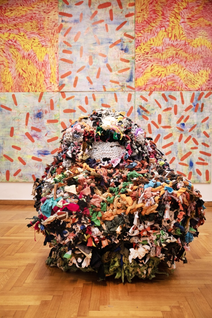 Το έργο «Κυλώντας με δεμένα πόδια» της Αλίκης Παλάσκα στην έκθεση «Waltzing Matilda», Γκαλερί Ζουμπουλάκη