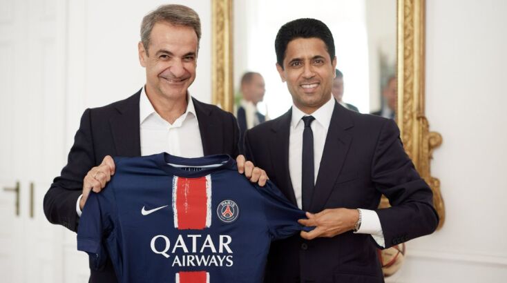 O ισχυρός άνδρας της Παρί Σεν Ζερμέν, Νάσερ Αλ Κεραίφί, μια φανέλα των πρωταθλητών Γαλλίας