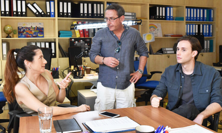 Ο Γιώργος Γκικαπέππας με τους συντελεστές, στα γυρίσματα της σειράς «Έρημη χώρα»