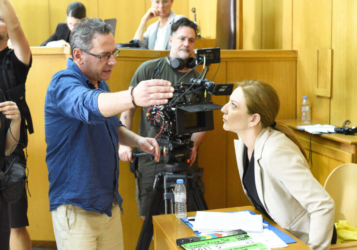 Ο Γιώργος Γκικαπέππας με τους συντελεστές, στα γυρίσματα της σειράς «Έρημη χώρα»