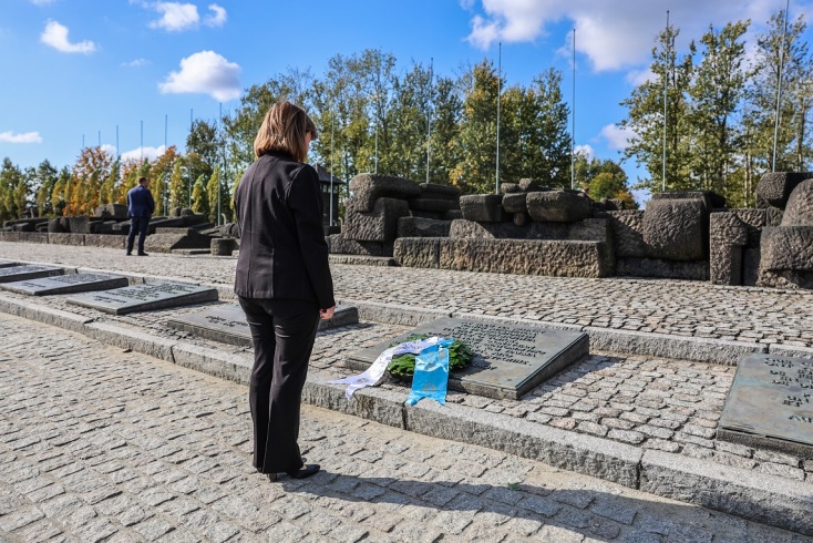 Σακελλαροπούλου από Άουσβιτς: Τα λόγια δεν είναι αρκετά για να περιγράψουν τη φρίκη του Ολοκαυτώματος