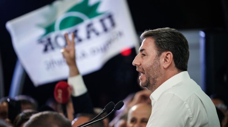 Ο Νίκος Ανδρουλάκης απευθύνει μήνυμα έξω από τα γραφεία του ΠΑΣΟΚ