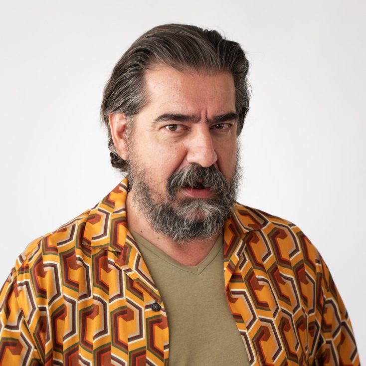 Ο Γιώργος Δρακόπουλος πρωταγωνιστεί στον Caveman, θέατρο Αργώ