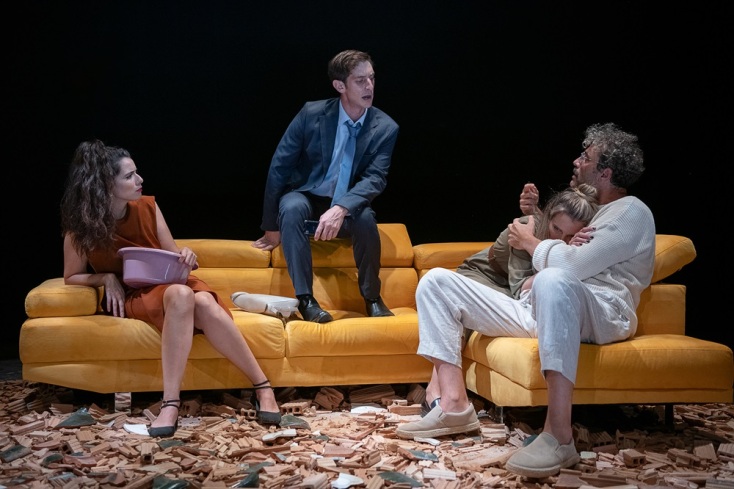 «Ο θεός της σφαγής»  σε σκηνοθεσία Μάνου Βαβαδάκη, στο Θέατρο Πορεία, σε συμπαραγωγή με το ΔΗΠΕΘΕ Κρήτης