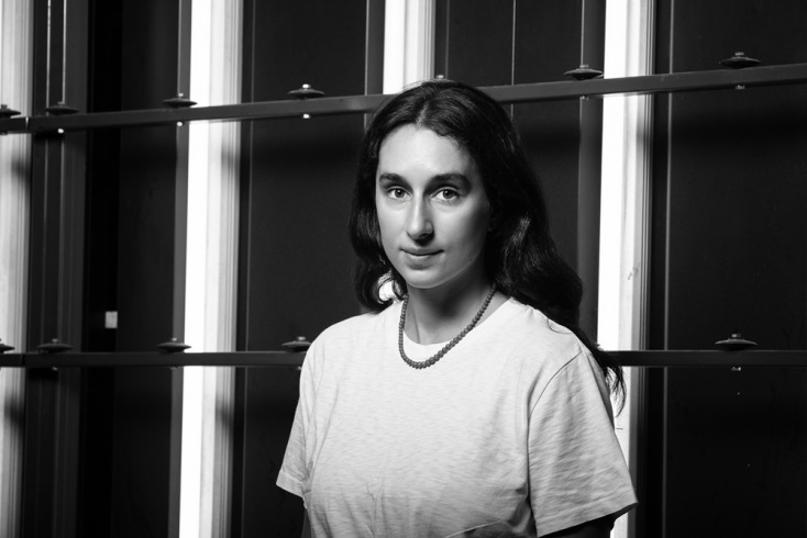 Η Λήδα Κουτσοδασκάλου στον ρόλο της Λώρα στον Γυάλινο Κόσμο στο Θέατρο Τέχνης 